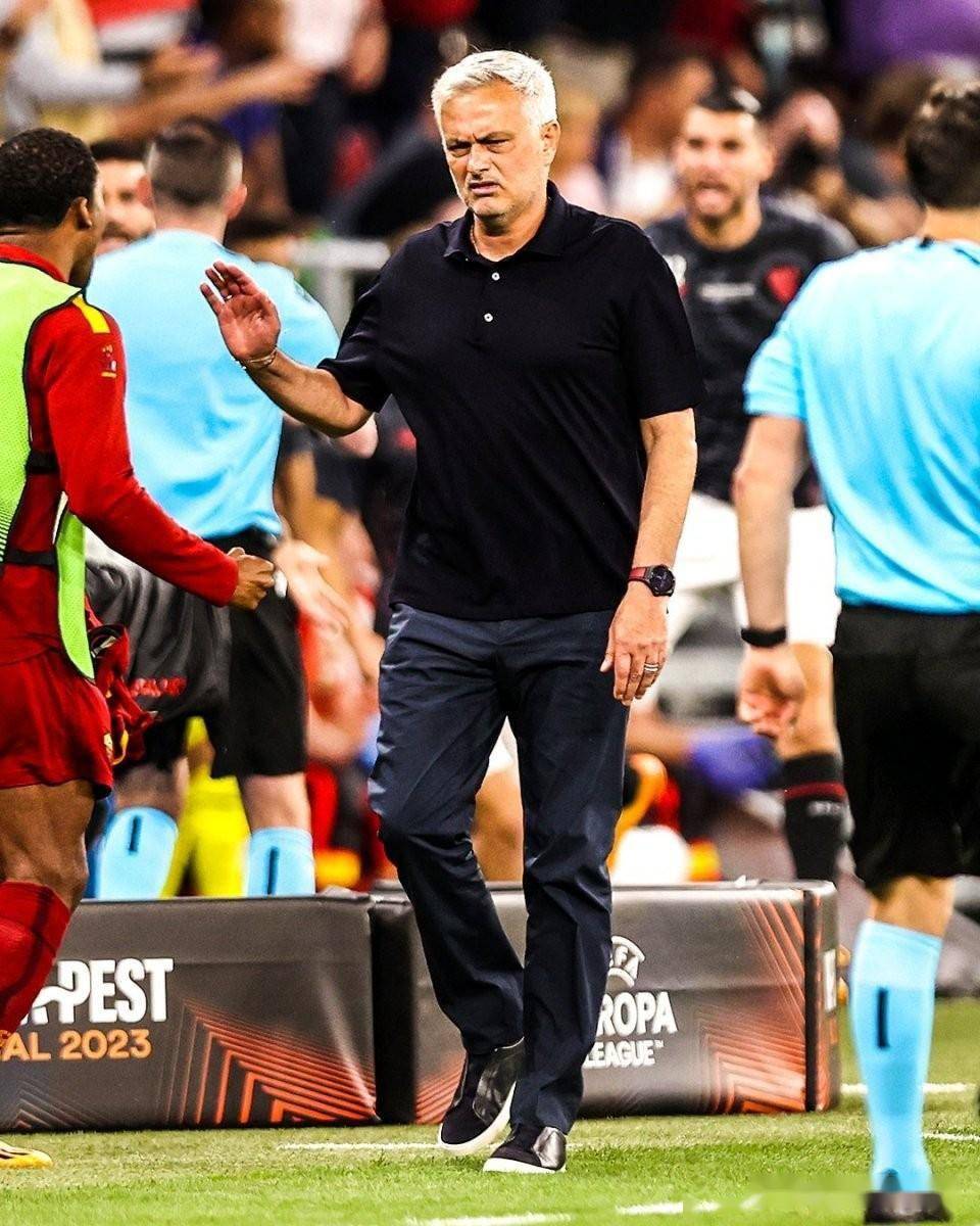 包含欧联赛程吃紧,那不勒斯今晚官宣签约,质疑声仍在,更衣室氛围转暖的词条 包含欧联赛程吃紧,那不勒斯今晚官宣签约,质疑声仍在,更衣室氛围转暖的词条