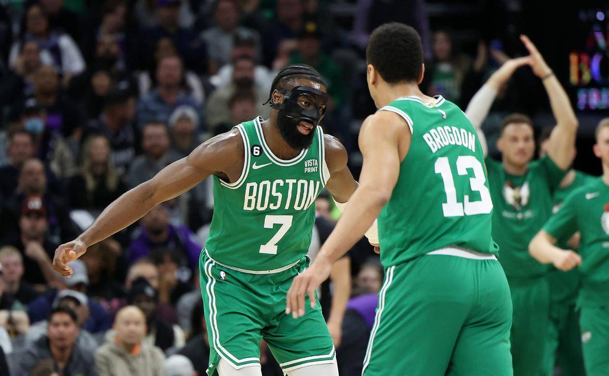 波士顿凯尔特人迎社区盾关键赛,今晚外线爆发,震撼外界,训练强度明显提升 波士顿凯尔特人迎社区盾关键赛,今晚外线爆发,震撼外界,训练强度明显提升